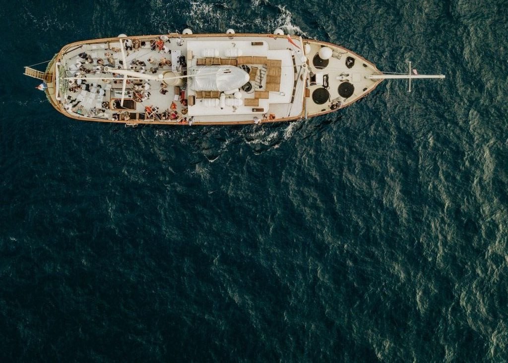 Luftaufnahme der Yacht Polaris auf der tiefblauen Adria bei Split