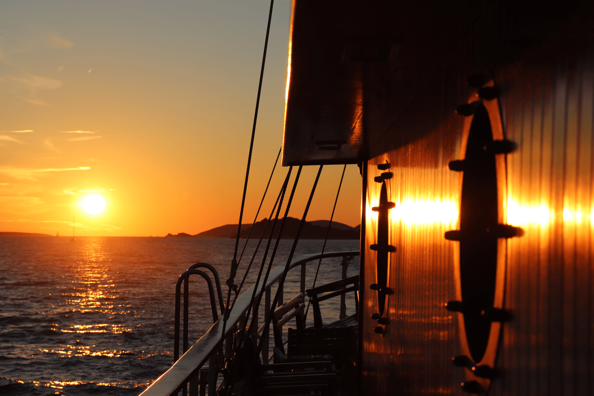 Goldener Sonnenuntergang über der Adria vom Deck der Yacht Polaris