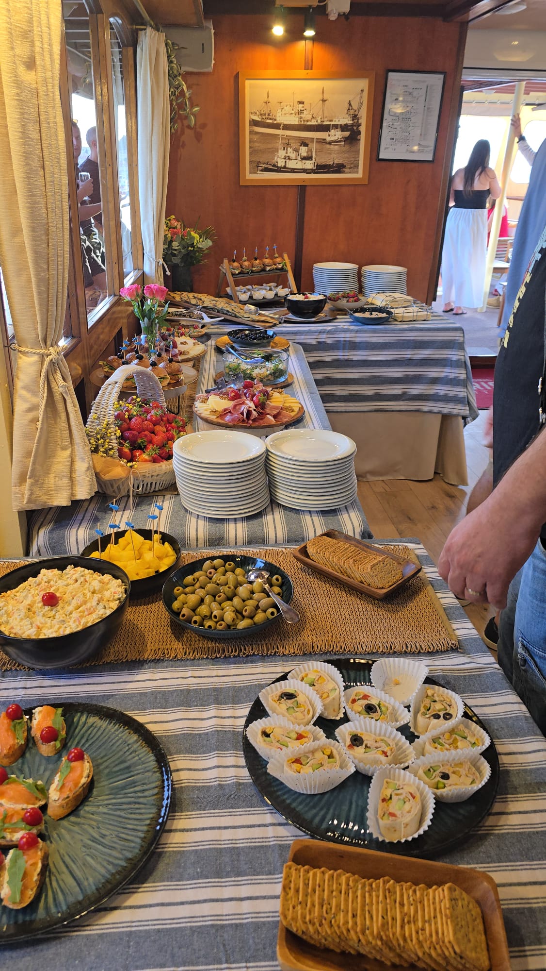 Švedski stol s crostinijima s lososom, rolicama od tortilje, maslinama i košaricom svježih jagoda