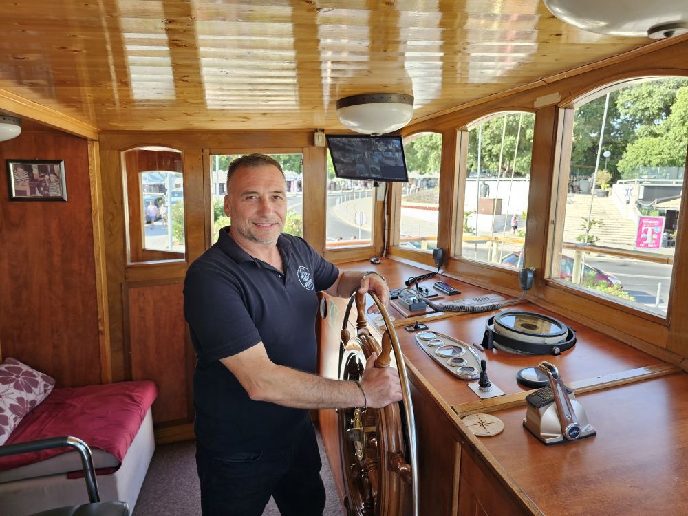Marin Novaković, Kapitän der Polaris und Inhaber des Unternehmens, am Steuerrad im Ruderhaus
