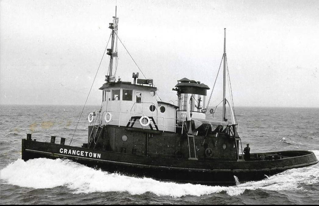 Der Schlepper Grangetown mit Bugwelle auf offener See, bevor er in Polaris umbenannt wurde